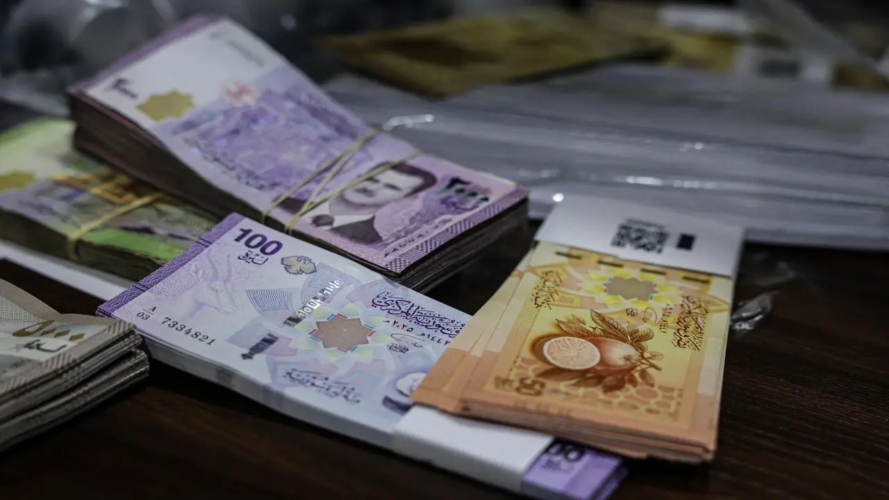 تحولات جديدة في أسعار صرف الدولار واليورو والذهب مقابل الليرة السورية لدى عكس السير